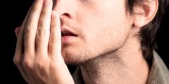 أسباب وطرق علاج رائحة الفم الكريهة – الرياض نيوز