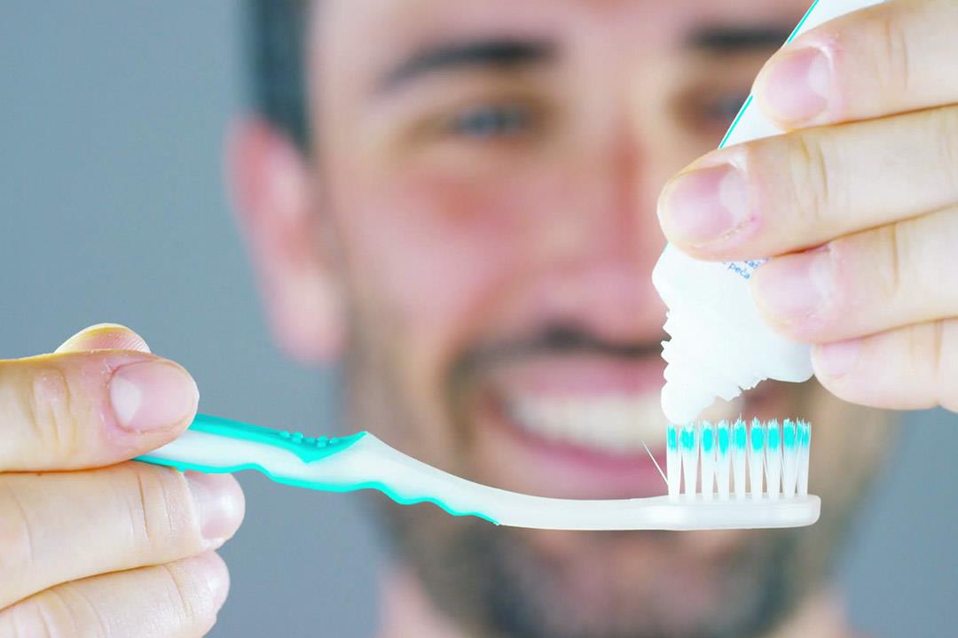هل معجون الأسنان يبطل الصيام وحكمه الشرعي؟  – موقع المحطة